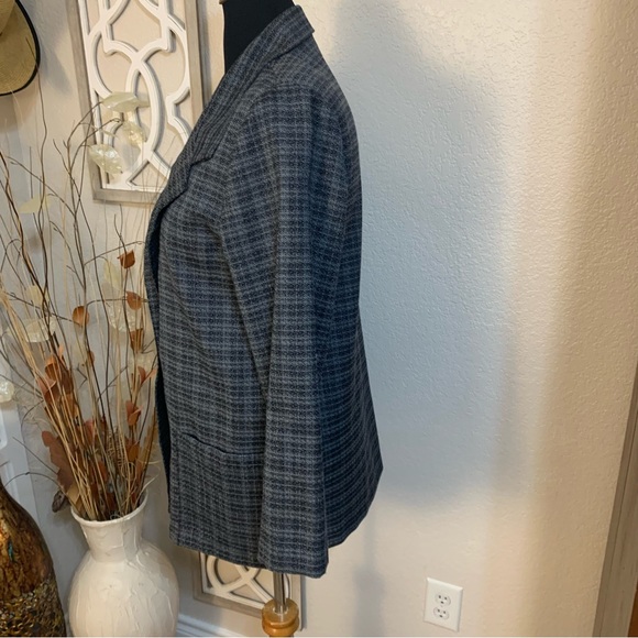 Vintage Modern Essentials light weight blazer jacket, with padded shoulders. - Picture 2 of 9